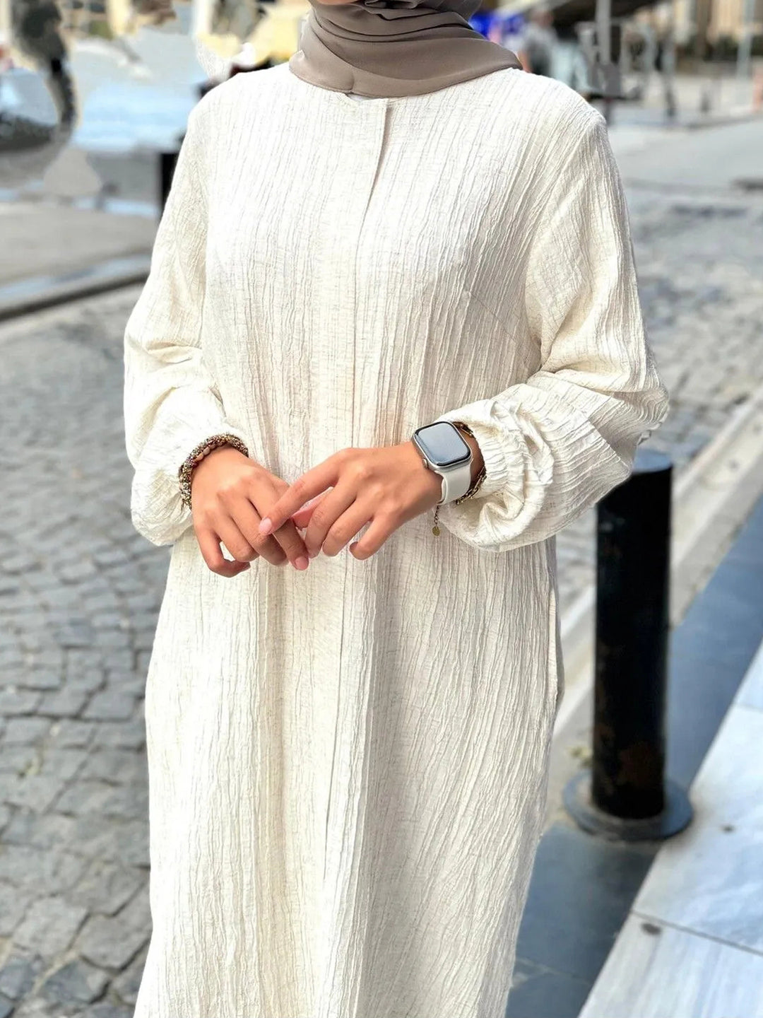 Kvinnors avslappnad långärmad klänning med volangslut och texturerad tyg-Eva Jonsson