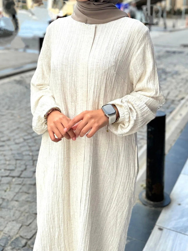 Kvinnors avslappnad långärmad klänning med volangslut och texturerad tyg-Eva Jonsson