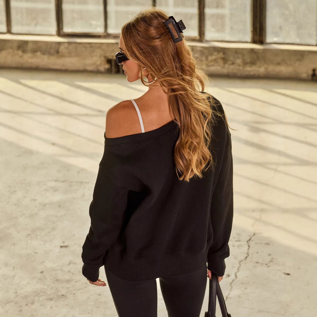 Kvinnors avslappnad off-shoulder tröja med breda ärmar och fashionabla accenter Mirla-Eva Jonsson