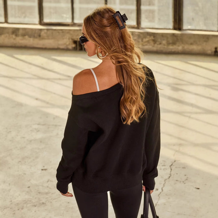 Kvinnors avslappnad off-shoulder tröja med breda ärmar och fashionabla accenter Mirla-Eva Jonsson