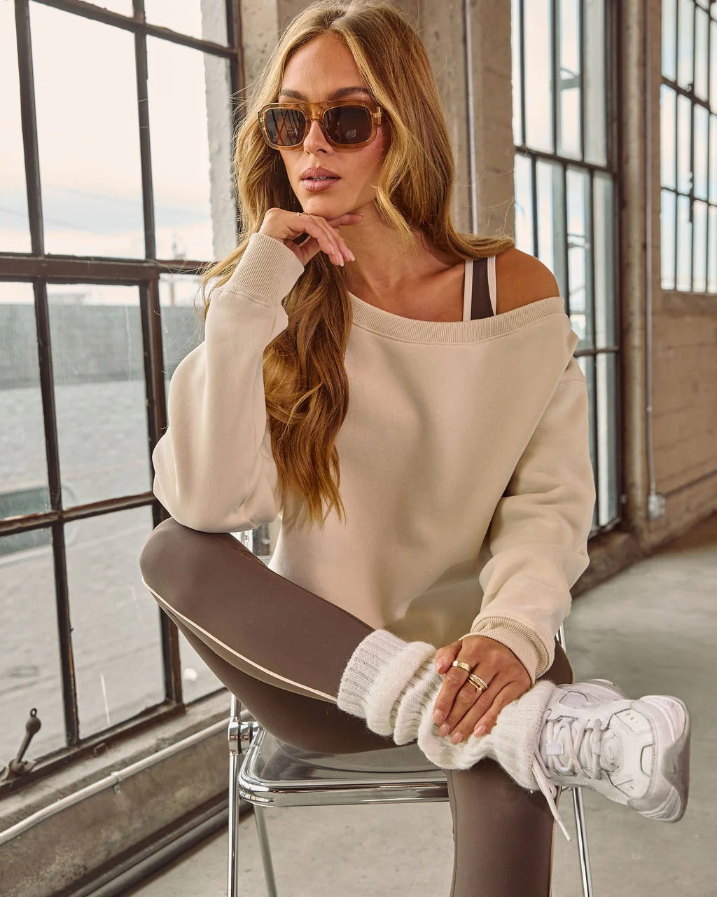 Kvinnors avslappnad off-shoulder tröja med breda ärmar och fashionabla accenter Mirla-Eva Jonsson