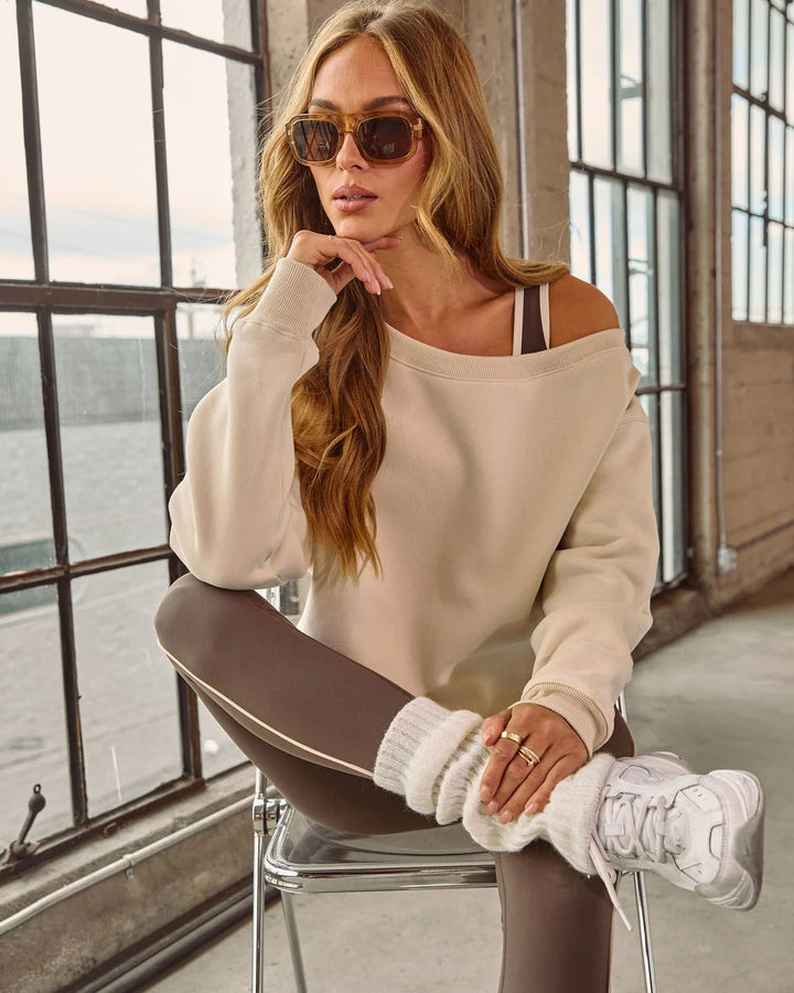 Kvinnors avslappnad off-shoulder tröja med breda ärmar och fashionabla accenter Mirla-Eva Jonsson