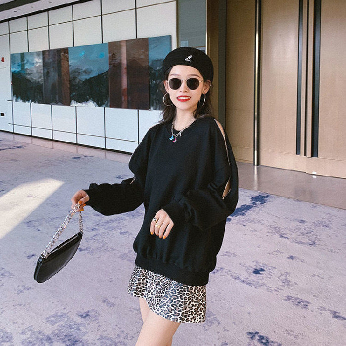 Kvinnors avslappnad oversize pullover med öppna axlar och modern design-Eva Jonsson
