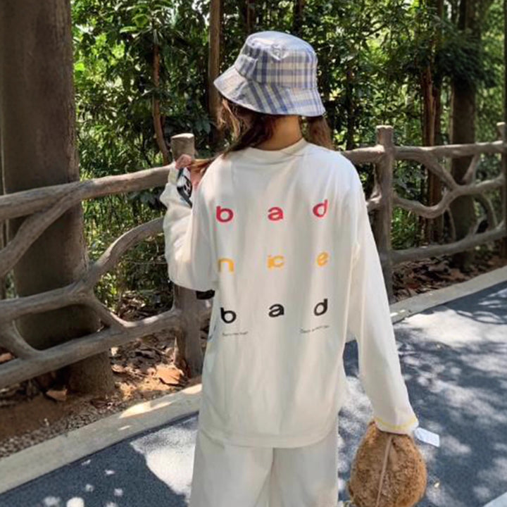 Kvinnors avslappnad oversize sweatshirt med färgglada accentremsor Mirla-Eva Jonsson