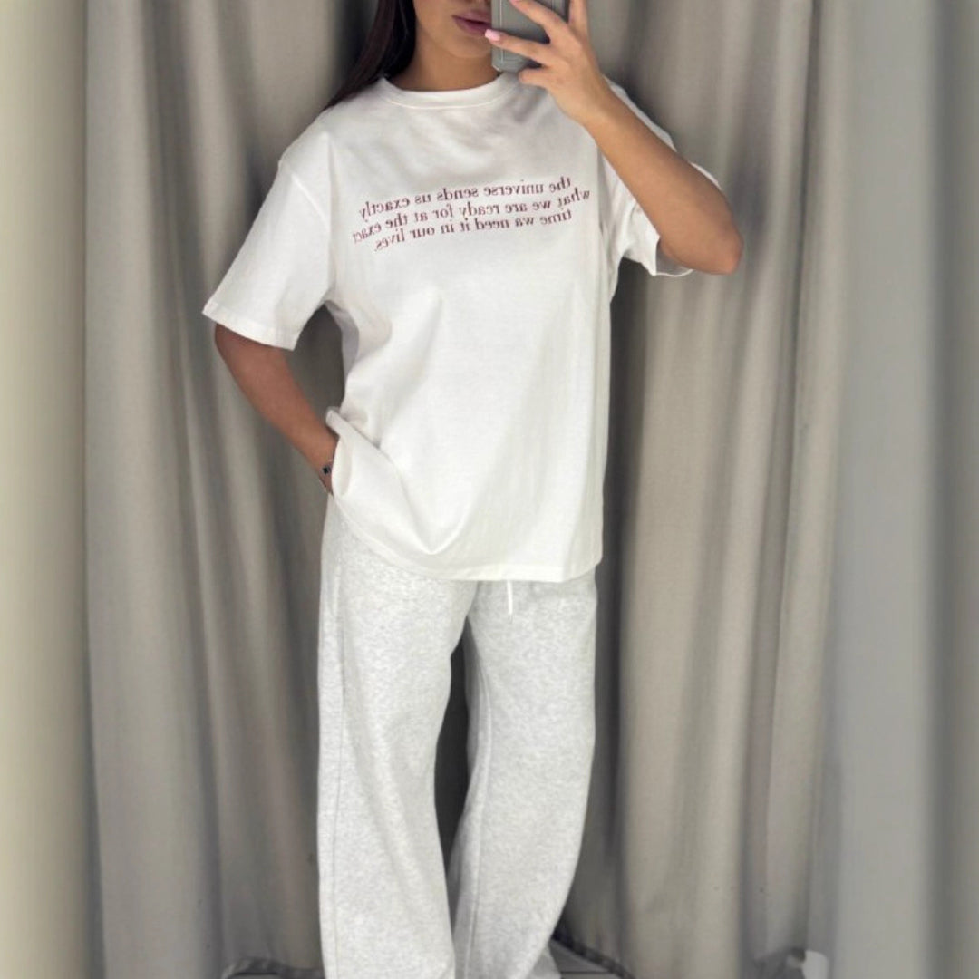 Kvinnors avslappnad oversized T-shirt med kreativt tryck Mirla-Eva Jonsson