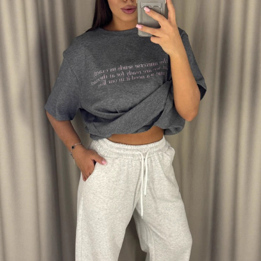Kvinnors avslappnad oversized T-shirt med kreativt tryck Mirla-Eva Jonsson
