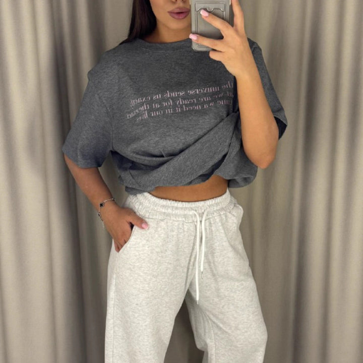 Kvinnors avslappnad oversized T-shirt med kreativt tryck Mirla-Eva Jonsson