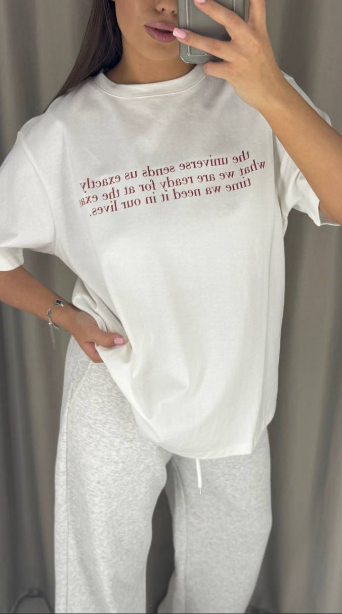 Kvinnors avslappnad oversized T-shirt med kreativt tryck Mirla-Eva Jonsson