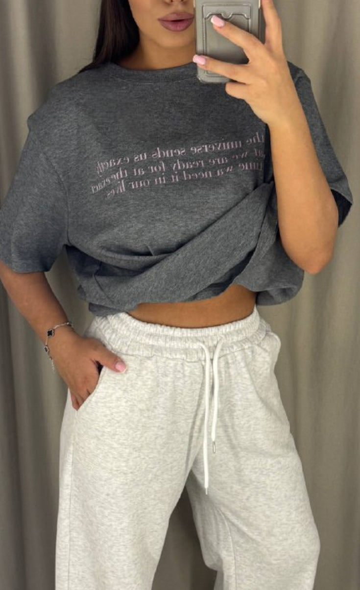 Kvinnors avslappnad oversized T-shirt med kreativt tryck Mirla-Eva Jonsson