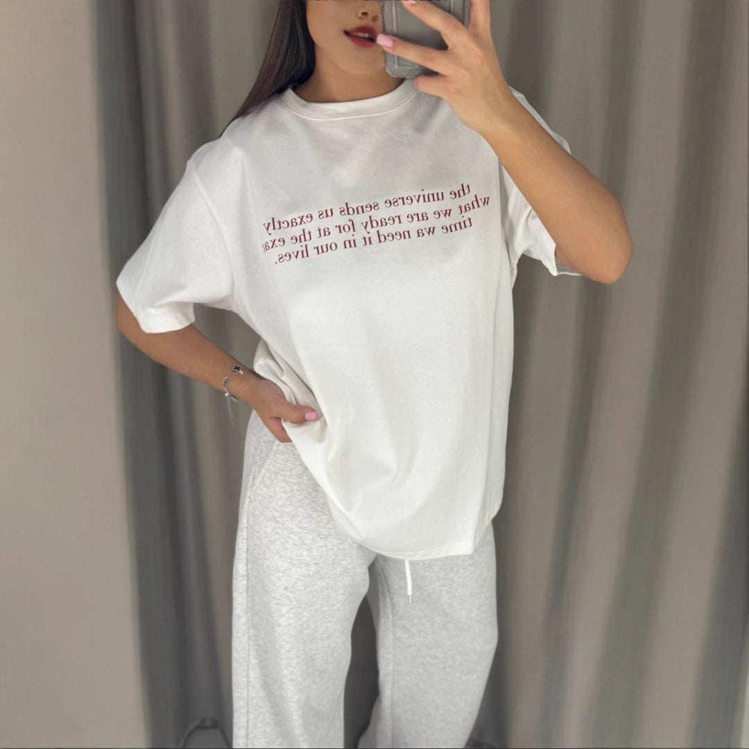 Kvinnors avslappnad oversized T-shirt med kreativt tryck Mirla-Eva Jonsson