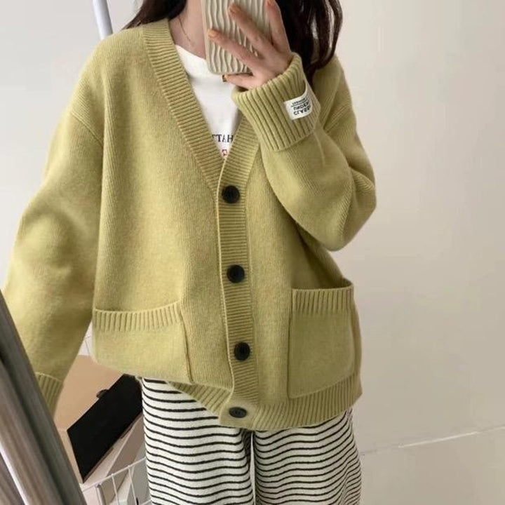Kvinnors avslappnad oversized cardigan med stora fickor och knapppdetaljer Mirla-Eva Jonsson