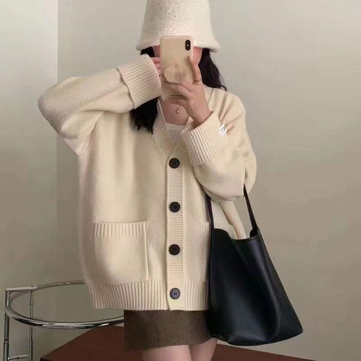 Kvinnors avslappnad oversized cardigan med stora fickor och knapppdetaljer Mirla-Eva Jonsson
