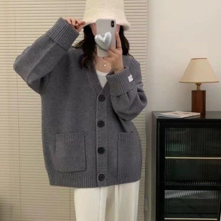 Kvinnors avslappnad oversized cardigan med stora fickor och knapppdetaljer Mirla-Eva Jonsson