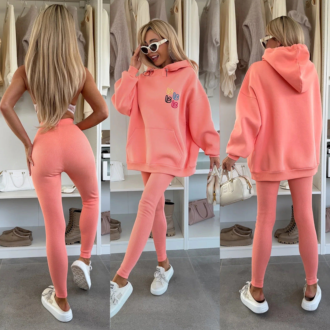 Kvinnors avslappnad oversized hoodie med färggloggigt logotyp och känguruficka Mirla-Eva Jonsson