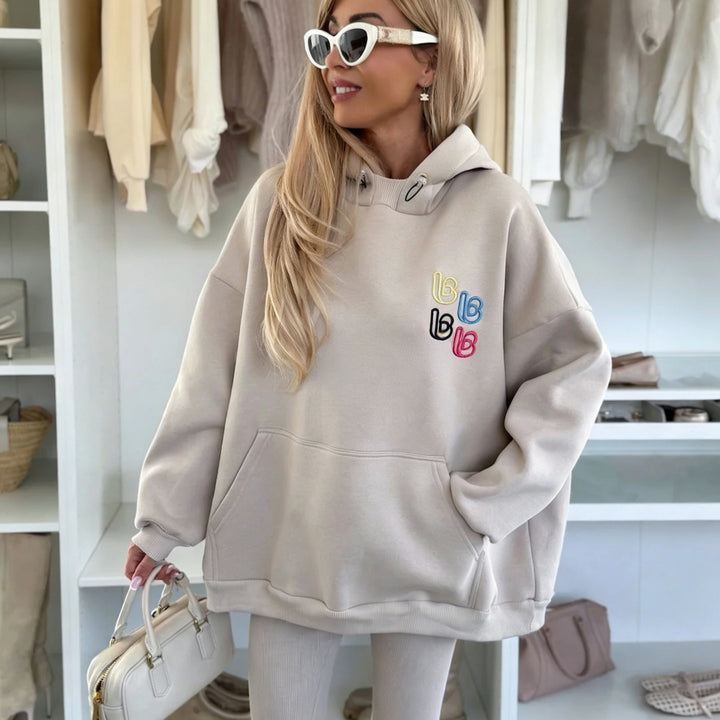 Kvinnors avslappnad oversized hoodie med färggloggigt logotyp och känguruficka Mirla-Eva Jonsson