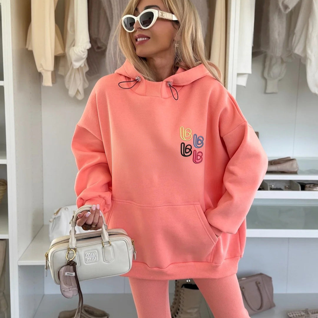 Kvinnors avslappnad oversized hoodie med färggloggigt logotyp och känguruficka Mirla-Eva Jonsson