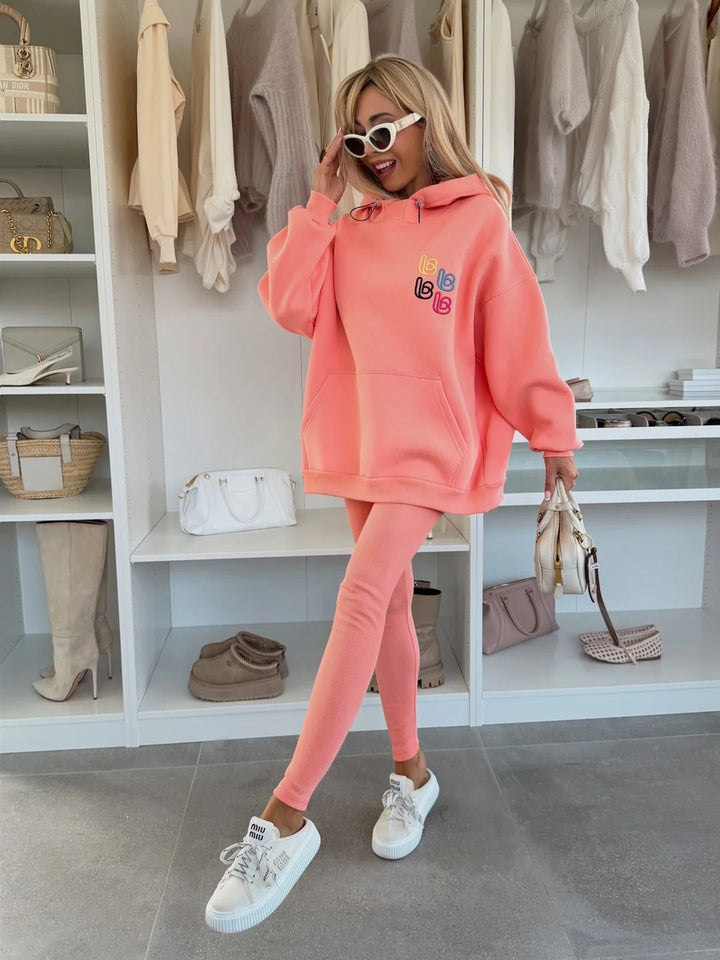 Kvinnors avslappnad oversized hoodie med färggloggigt logotyp och känguruficka Mirla-Eva Jonsson