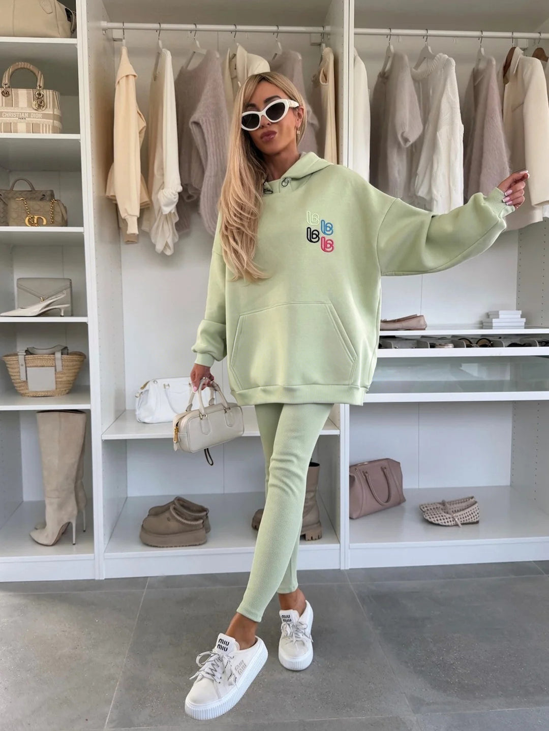 Kvinnors avslappnad oversized hoodie med färggloggigt logotyp och känguruficka Mirla-Eva Jonsson