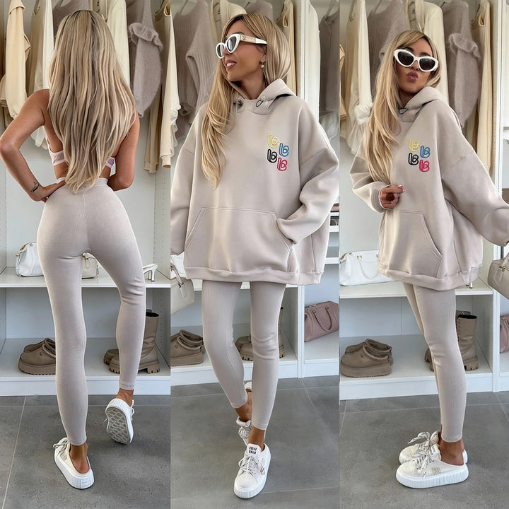 Kvinnors avslappnad oversized hoodie med färggloggigt logotyp och känguruficka Mirla-Eva Jonsson
