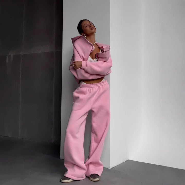 Kvinnors avslappnad oversized jacka med full dragkedja och vida byxor Mirla-Eva Jonsson