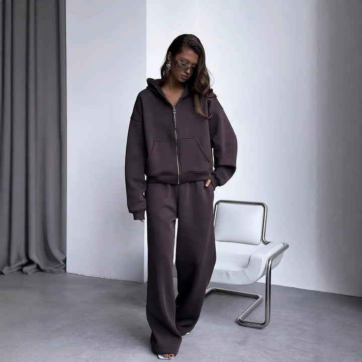 Kvinnors avslappnad oversized jacka med full dragkedja och vida byxor Mirla-Eva Jonsson