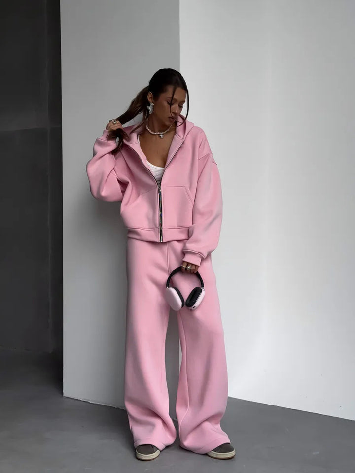 Kvinnors avslappnad oversized jacka med full dragkedja och vida byxor Mirla-Eva Jonsson