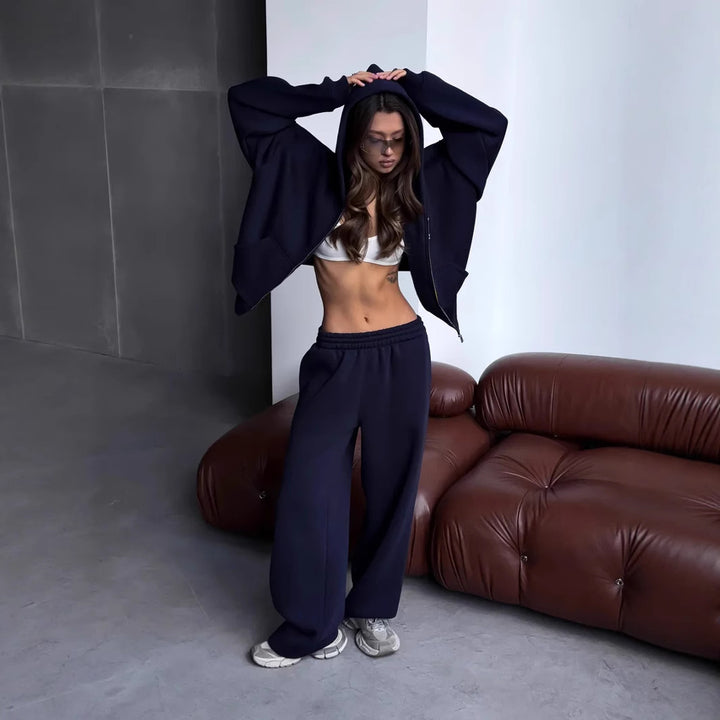 Kvinnors avslappnad oversized jacka med full dragkedja och vida byxor Mirla-Eva Jonsson