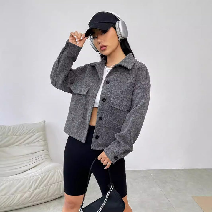 Kvinnors avslappnad oversized jacka med praktiska fickor och knäppning med knappar Mirla-Eva Jonsson