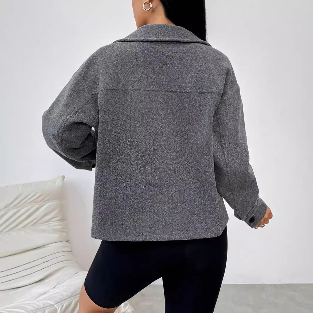 Kvinnors avslappnad oversized jacka med praktiska fickor och knäppning med knappar Mirla-Eva Jonsson