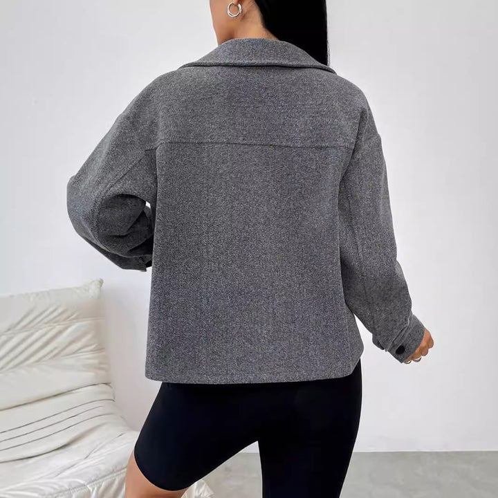 Kvinnors avslappnad oversized jacka med praktiska fickor och knäppning med knappar Mirla-Eva Jonsson