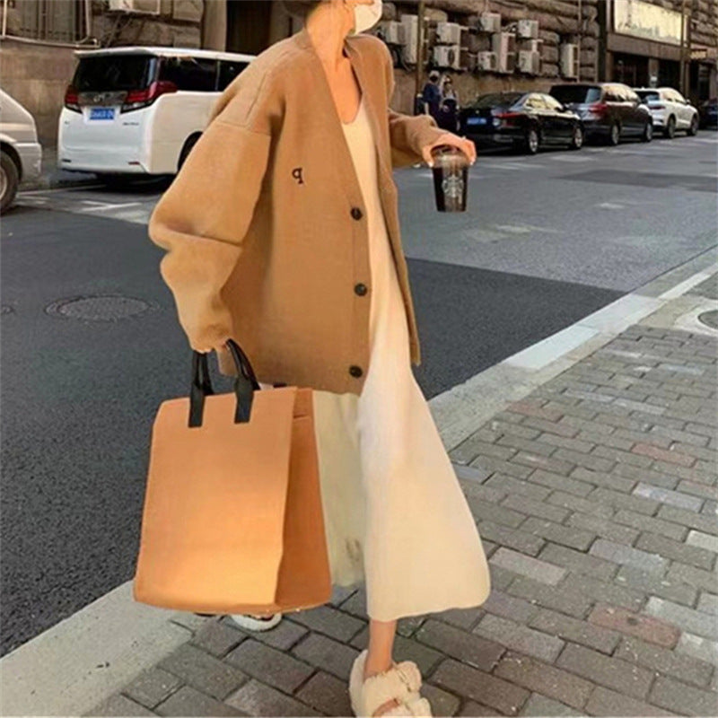 Kvinnors avslappnad oversized kavaj med djup V-hals och högkvalitativt material Mirla-Eva Jonsson