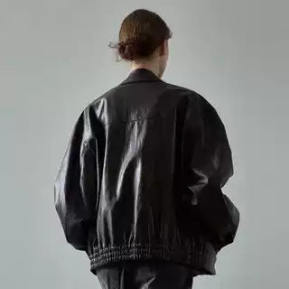 Kvinnors avslappnad oversized läderjacka med praktiska fickor Mirla-Eva Jonsson