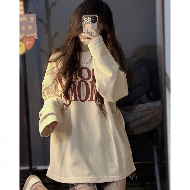 Kvinnors avslappnad oversized skjorta med kreativ text Mirla-Eva Jonsson