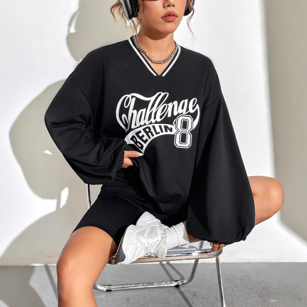 Kvinnors avslappnad oversized sweatshirt med V-hals och grafiskt tryck Mirla-Eva Jonsson