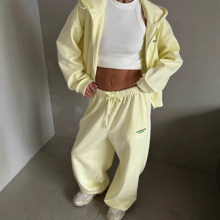 Kvinnors avslappnad oversized träningsdräkt med stilfull krage och elastisk midjeband Mirla-Eva Jonsson