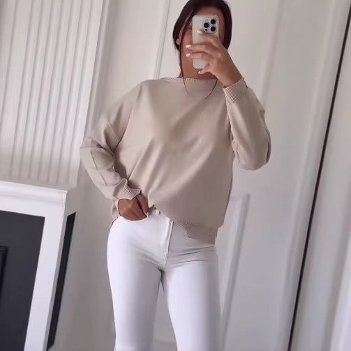 Kvinnors avslappnad oversized tröja med asymmetrisk skärning och knapppdetaljer Mirla-Eva Jonsson