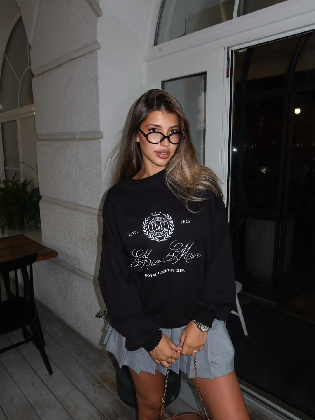 Kvinnors avslappnad oversized tröja med elegant broderidesign Mirla-Eva Jonsson