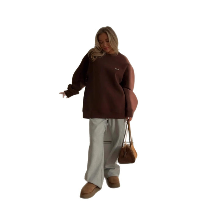 Kvinnors avslappnad oversized tröja med rund hals och diskret logotyp Mirla-Eva Jonsson