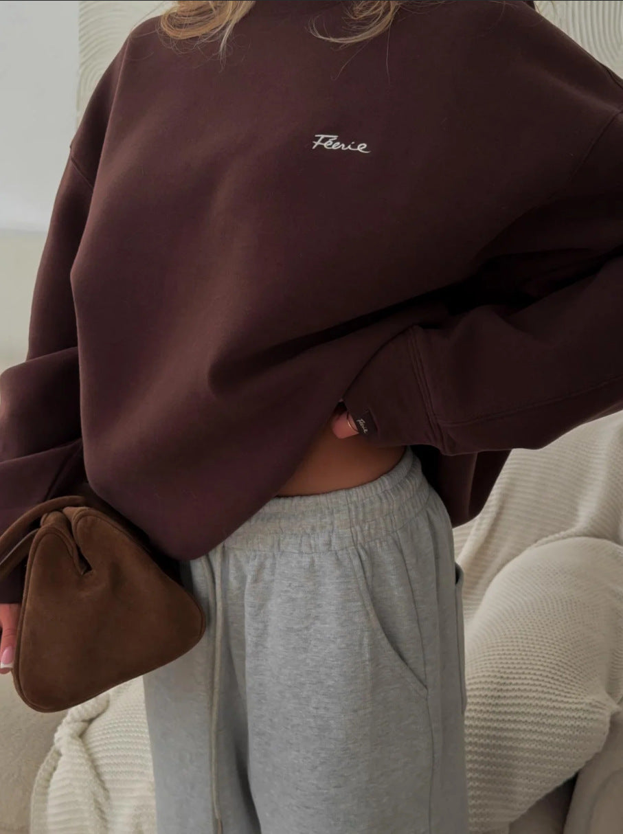 Kvinnors avslappnad oversized tröja med rund hals och diskret logotyp Mirla-Eva Jonsson