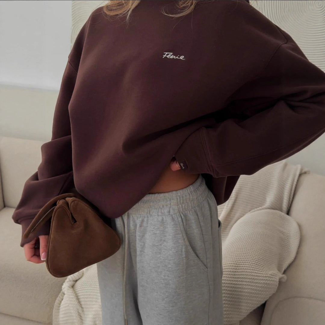 Kvinnors avslappnad oversized tröja med rund hals och diskret logotyp Mirla-Eva Jonsson