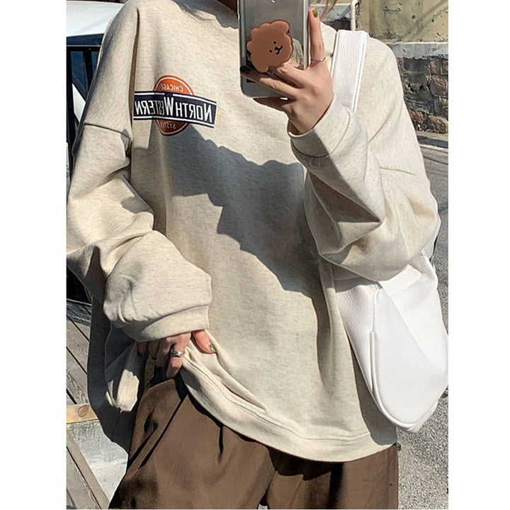 Kvinnors avslappnad oversized tröja med stiligt logotyp och behagligt mjukt innerfoder Mirla-Eva Jonsson