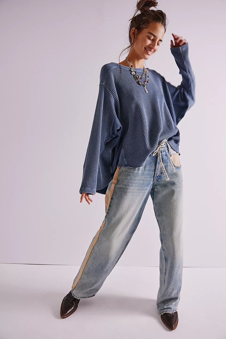 Kvinnors avslappnad oversized tröja med texturerad design och sid sömmar Mirla-Eva Jonsson