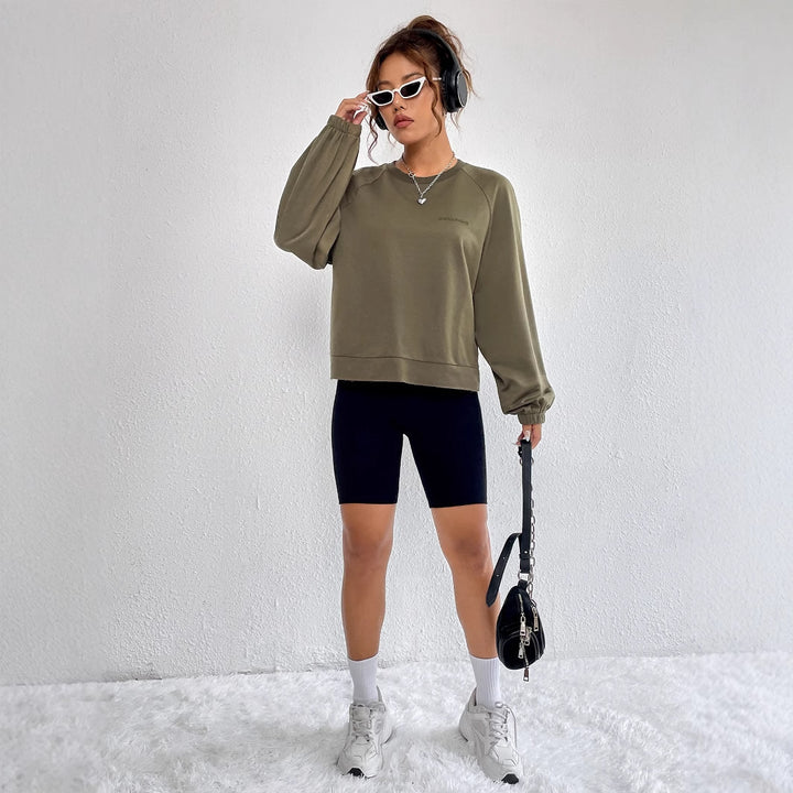 Kvinnors avslappnad raglan sweatshirt med elastiska muddar och minimalistisk design Mirla-Eva Jonsson