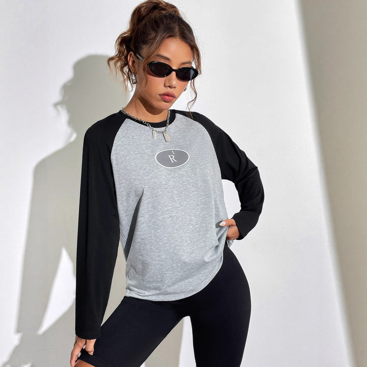 Kvinnors avslappnad raglan t-shirt med grafisk design Mirla-Eva Jonsson