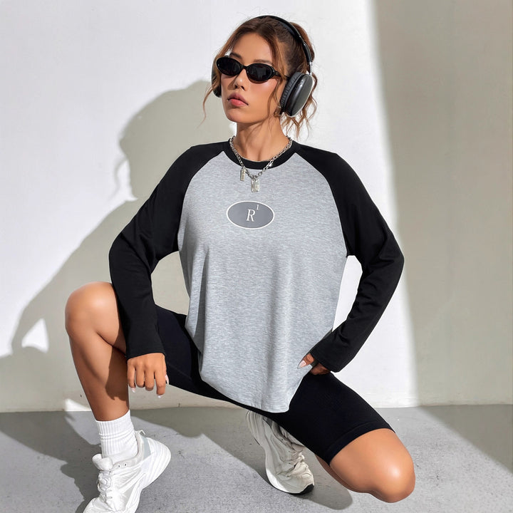 Kvinnors avslappnad raglan t-shirt med grafisk design Mirla-Eva Jonsson