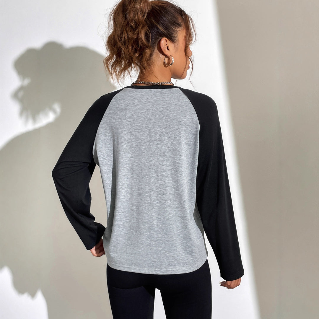 Kvinnors avslappnad raglan t-shirt med grafisk design Mirla-Eva Jonsson