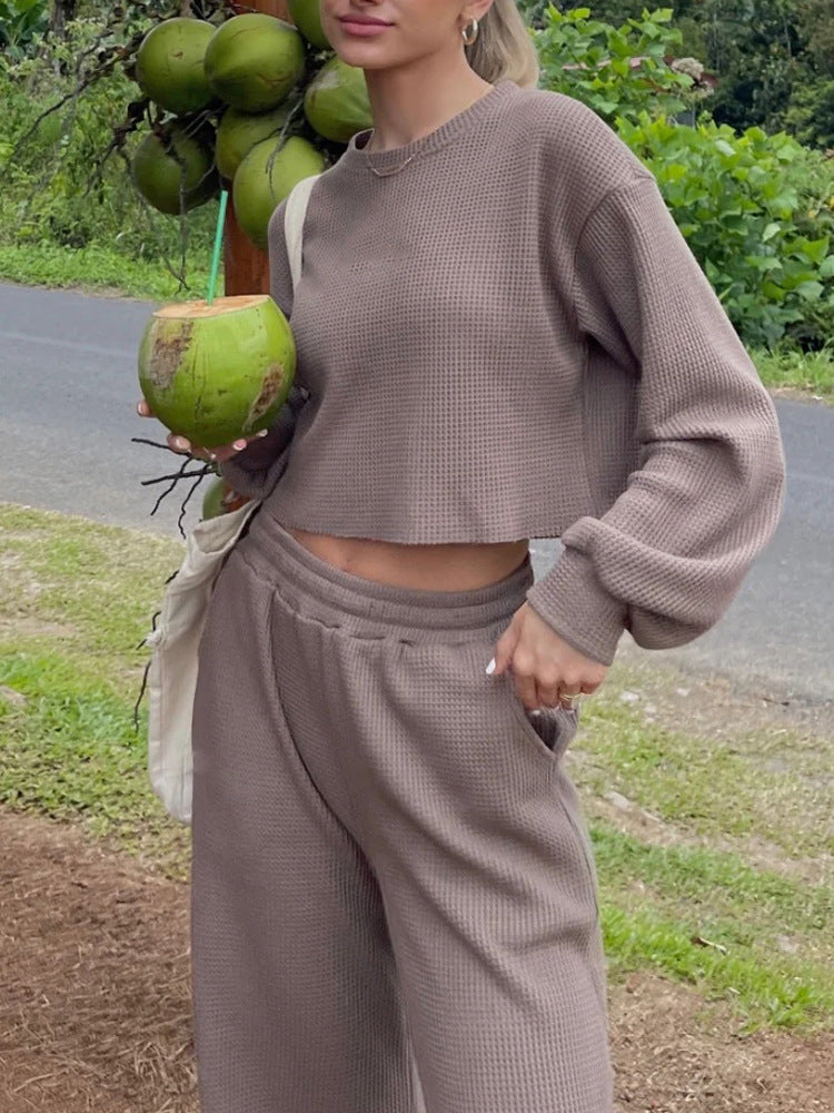 Kvinnors avslappnad set med kortad sweatshirt och vida byxor Mirla-Eva Jonsson