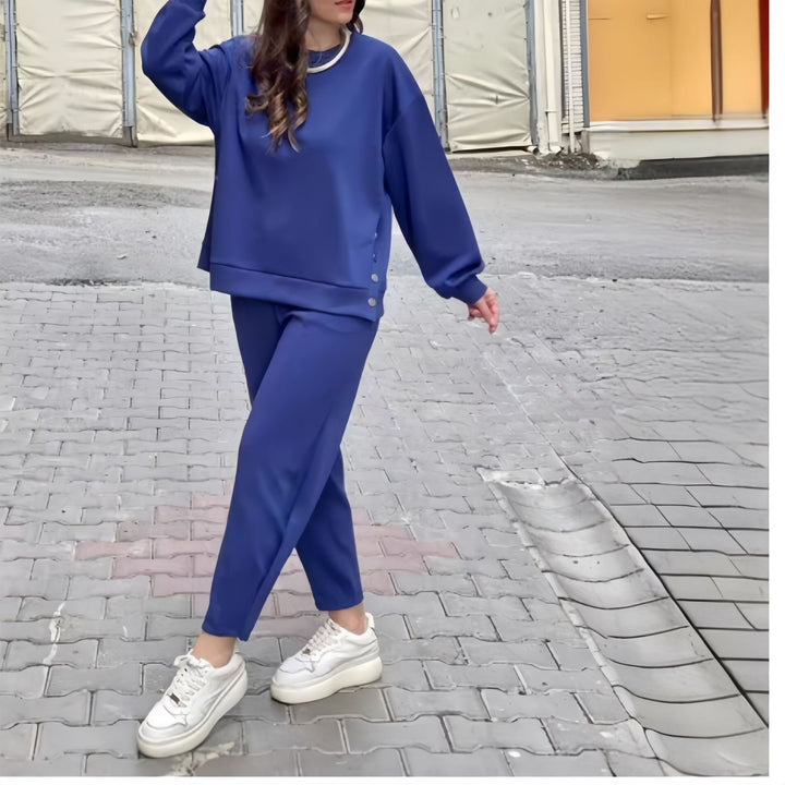 Kvinnors avslappnad sportensemble med elegant snitt och dekorativa knappar Mirla-Eva Jonsson