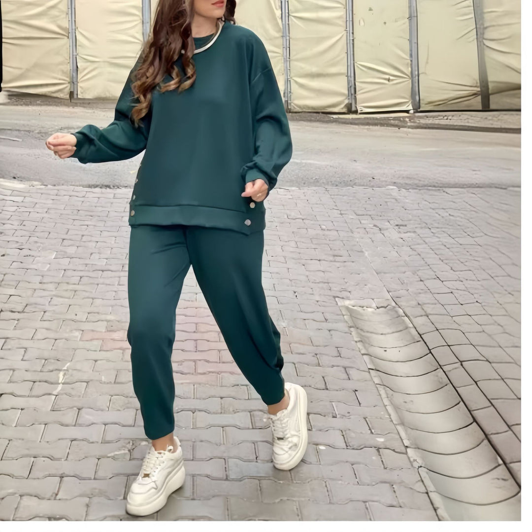 Kvinnors avslappnad sportensemble med elegant snitt och dekorativa knappar Mirla-Eva Jonsson