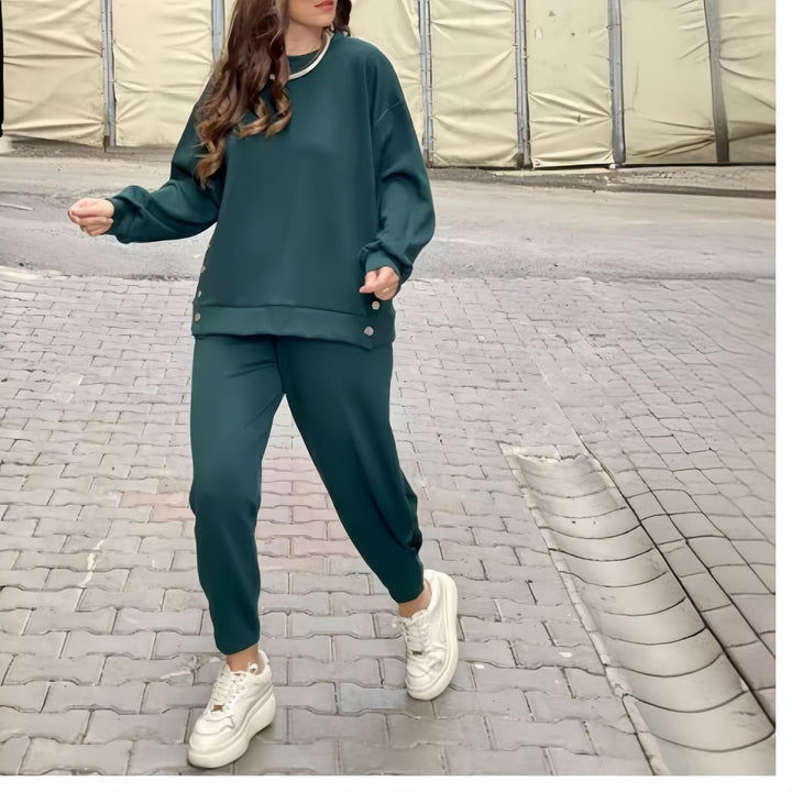 Kvinnors avslappnad sportensemble med elegant snitt och dekorativa knappar Mirla-Eva Jonsson